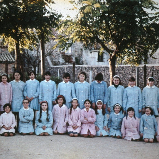 Escola de noies núm. 1 amb la mestra Srta Coloma Surós Avella.Curs 1965 - 1966.

d'esquerra a dreta: Pilar Roca, Núria Pujolràs, Pietat Roca, Magdalena Martínez, Carme Bou, Montserrat Bou, Concepció Vilella, Elisa Bosch, Neus Lluís, Núria Rovira, Rosa Costa, Engràcia Pimàs i Fina Bosch.

Segona fila: Margarita Rovira, J. Mari Aguirrebengoa, Dolors Vidal, Teresa Roura, Divina Pons, Paquita Bagué, Glòria Caballé, Dolors Roura, Dolors Tomàs, Victòria Oliveras i Assumpció Pujolràs.