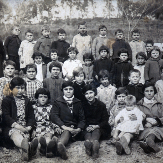 Any 1925. Grup d'alumnes de Martorell de la Selva, amb la mestra Coloma Avellà Miró.

Mestra Coloma, Josep Boix, Joan Brossa, Joan Sitjà, Joan Mola, Joaquim Guitart, Pere Clopés, Enric Soler, Pere Guinart, i Pere Ruscalleda.

Carme Boix, Maria Rodella, Maria Laguarda, Caterina Juanola, Teresa Messeguer, Pilar Mola, Lola Ruscalleda, Carme Rossell i Carme Bota.

Pilar Boix, Maria Brossa, Maria Soler , Pilar Rossell, Nativitat Surós, Esteve Rodella, Josep Serra i Agustí Bota.

Maria Martínez germaneta petita, Jesuseta Rodella, Barborera Martínez, Maria Bassó, Conxita Matas, Joaquima Surós, Carme soler i Felisa Bota.