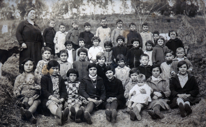 Any 1925. Grup d'alumnes de Martorell de la Selva, amb la mestra Coloma Avellà Miró.

Mestra Coloma, Josep Boix, Joan Brossa, Joan Sitjà, Joan Mola, Joaquim Guitart, Pere Clopés, Enric Soler, Pere Guinart, i Pere Ruscalleda.

Carme Boix, Maria Rodella, Maria Laguarda, Caterina Juanola, Teresa Messeguer, Pilar Mola, Lola Ruscalleda, Carme Rossell i Carme Bota.

Pilar Boix, Maria Brossa, Maria Soler , Pilar Rossell, Nativitat Surós, Esteve Rodella, Josep Serra i Agustí Bota.

Maria Martínez germaneta petita, Jesuseta Rodella, Barborera Martínez, Maria Bassó, Conxita Matas, Joaquima Surós, Carme soler i Felisa Bota.