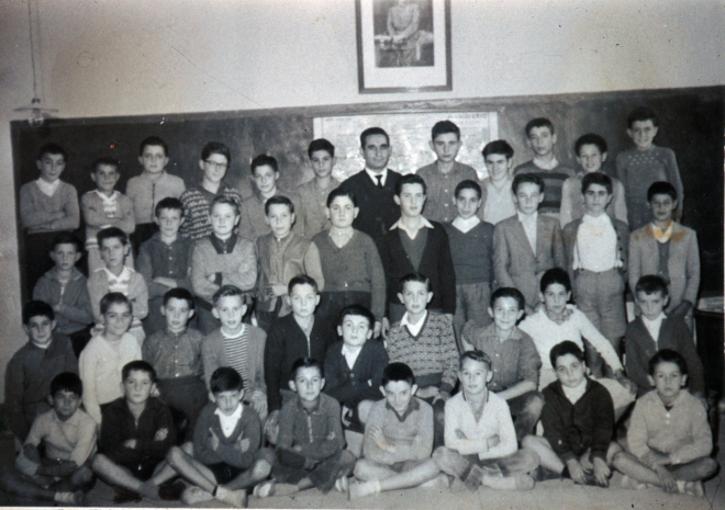 Escola de nois núm. 1. Curs 1959 -1960. Mestre Lluís Serra.

Ferran Massegú, Ponç Roca, Joaquim Serra, Josep M Quellos, Lluís Planas, Salvador Roca, mestre Lluís Serra, Josep Bancells, Miquel Guich, Salvador Benet, Josep Barceló i Josep Prats.

Salvador Soms, Lluís Roca, Josep Bancells, Tomàs Reyner, Lluís Valentí, Josep Serra, Xavier Trinxeria, J. Lluís Vergés, Josep Oliveras, Josep Artigas i Antoni del Castillo.

Jordi Roura, Josep Roca, Joan Gelmà, Juli Serra, Miquel Ruiz, Josep Bigas, Joaquim Bosch, Narcís Vila, Santi Costa i Lluís Pimàs.

Pere Masferrer, Josep Nadal, Miquel Subiranas, Jaume Batallé, Àngel Maresma, Albert Pons, Emili Bancells i carme Cartellà.