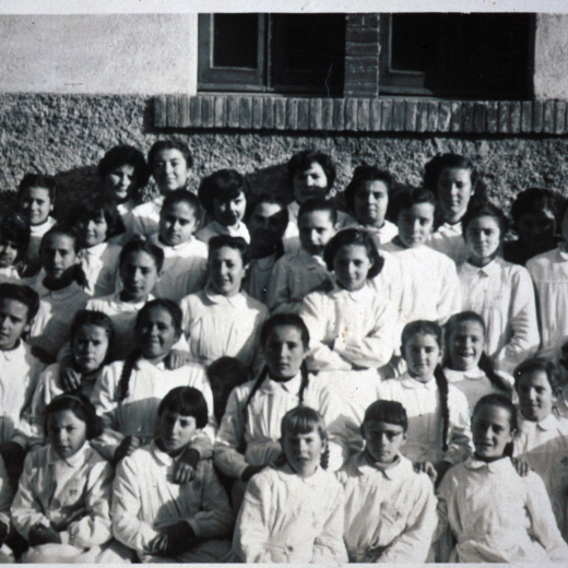 Escola de noies núm. 1. Curs 1956 -1957. Mestra Rosa Campdepadrós.

Lluïsa Orench, Joaquima Panosa, M Teresa Reyner, Teresa Ruiz, Rosa Codina, Teresa Artigas, Pilar Aymerich, ?, Margarida Bosch, Dolors Taberner, Julita Munsó, Teresa Deulofeu, M Assumpció Artigas, Balvina Vila, Montserrat Vidal, Josefa Bosch, Joana Pons, Núria Mateu, Carme Call, Montserrat Planas, Dolors Gruart, Roser Brossa, Núria Vidal, Núria Taberner, Rosa Gelmà, Mercè Artigas, Pilar Dijmé, Maria Soms, Montserrat Artigas, Pilar Deulofeu, Angelina Carbonell, Clàudia Palomo, Júlia Girnés, Teresa Morell i Margarida Ruiz.