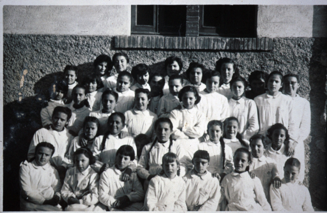 Escola de noies núm. 1. Curs 1956 -1957. Mestra Rosa Campdepadrós.

Lluïsa Orench, Joaquima Panosa, M Teresa Reyner, Teresa Ruiz, Rosa Codina, Teresa Artigas, Pilar Aymerich, ?, Margarida Bosch, Dolors Taberner, Julita Munsó, Teresa Deulofeu, M Assumpció Artigas, Balvina Vila, Montserrat Vidal, Josefa Bosch, Joana Pons, Núria Mateu, Carme Call, Montserrat Planas, Dolors Gruart, Roser Brossa, Núria Vidal, Núria Taberner, Rosa Gelmà, Mercè Artigas, Pilar Dijmé, Maria Soms, Montserrat Artigas, Pilar Deulofeu, Angelina Carbonell, Clàudia Palomo, Júlia Girnés, Teresa Morell i Margarida Ruiz.