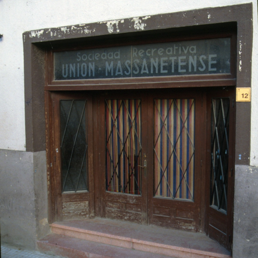 Porta principal d'entrada al local de la Societat Recreativa Unió Maçanatenca abans de les obres de reforma i restauració efectuades dos anys després.