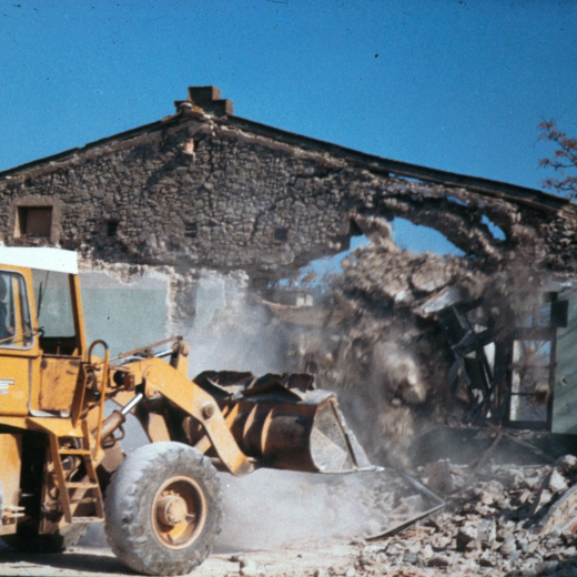 Treballs d'enderrocament dels col·legis que havien estat inagurats l'any 1923 per donar lloc a la construcció del nou edifici de l'ajuntament.