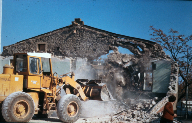 Treballs d'enderrocament dels col·legis que havien estat inagurats l'any 1923 per donar lloc a la construcció del nou edifici de l'ajuntament.