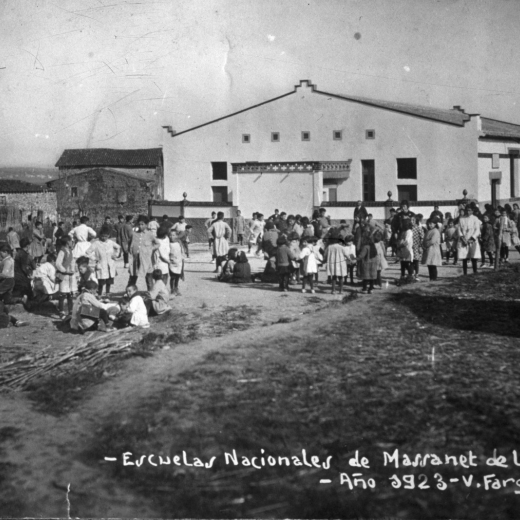 Aquesta foto reflexa una instantània de l'hora d'esbarjo al pati de les escoles.