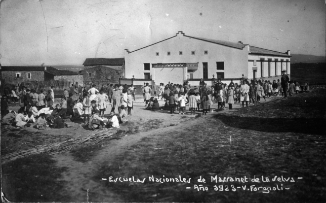 Aquesta foto reflexa una instantània de l'hora d'esbarjo al pati de les escoles.