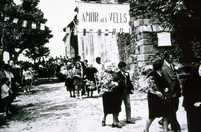 Festa de l'Homenatge a la Vellesa.

La comitiva d'homenatjats sortint de l'Església. En primer terme la Rita Gironés, la Dolors Deulofeu i la Consol Lloveras.