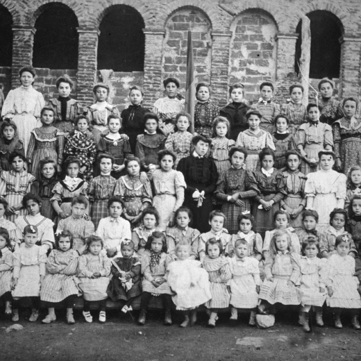 Escola de noies de principi de segel XX. Foto feta al pati del que és avui a Can Toni Molins