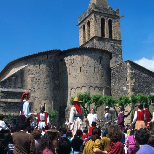 Concentració de gegants a la plaça de l'Església amb motiu de les festes del roser.
