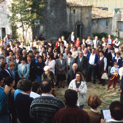 La coral el Gínjol dirigida per Judit Giralt a la festa de comiat de Mn Conrad i la la seva germana, al darrera la gent de Martorell i Maçanet.