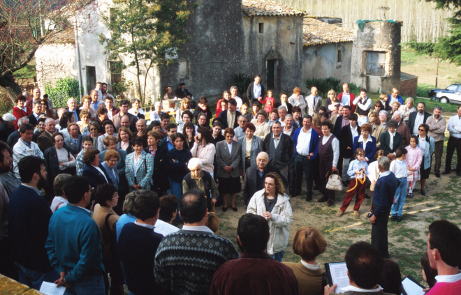 La coral el Gínjol dirigida per Judit Giralt a la festa de comiat de Mn Conrad i la la seva germana, al darrera la gent de Martorell i Maçanet.