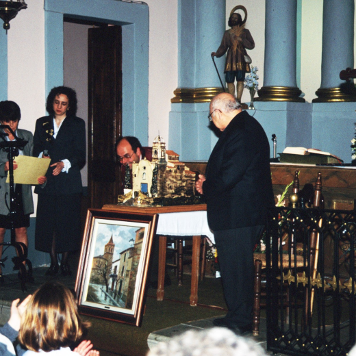 Homenatge i comiat del Sr rector de Martorell Mn Conrat Ruhí amb motiu de la seva jubilació.

A la foto: Dolors Surós i Montserrat Oliveras llegint un poema dedicat a Mn Conrad en presència del rector de Maçanet Mn Josep Puig