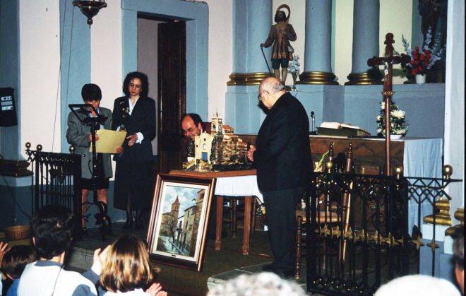 Homenatge i comiat del Sr rector de Martorell Mn Conrat Ruhí amb motiu de la seva jubilació.

A la foto: Dolors Surós i Montserrat Oliveras llegint un poema dedicat a Mn Conrad en presència del rector de Maçanet Mn Josep Puig