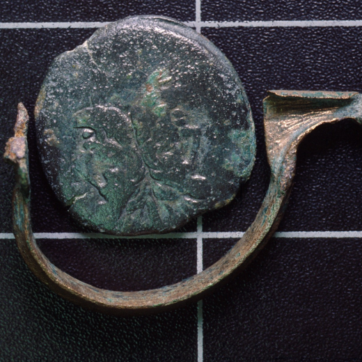 As Romà Republicà, segle II aC i fíbula de bronce de l'alt imperi, trobats a Maçanet.