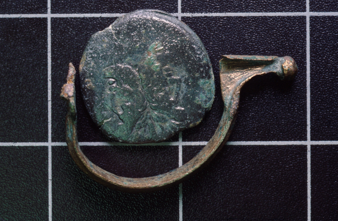As Romà Republicà, segle II aC i fíbula de bronce de l'alt imperi, trobats a Maçanet.