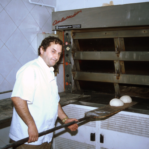 En Pere Serra, forner i pastisser treballant en el seu forn actual.