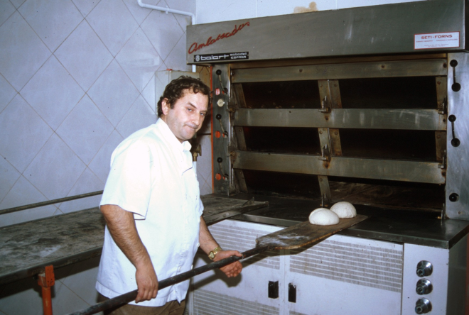 En Pere Serra, forner i pastisser treballant en el seu forn actual.