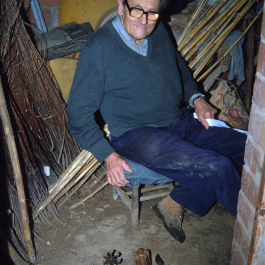 En Josep Reyner Tarrés que durant uns temps ja passats s'havia dedicat a la confecció artesanal de coves i cistells, que es feien de vimet i canyes.

Durant la dècada dels anys 30 per aquí es fabricaven grans quantitats de coves d'embalatge que s'enviaven a la zona de la Costa per l'exportació de la patata primaverenca a Anglaterra als mesos d'abril i maig.