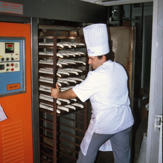 En Pere Serra, artesà forner i pastisser en plena feina de fer pà