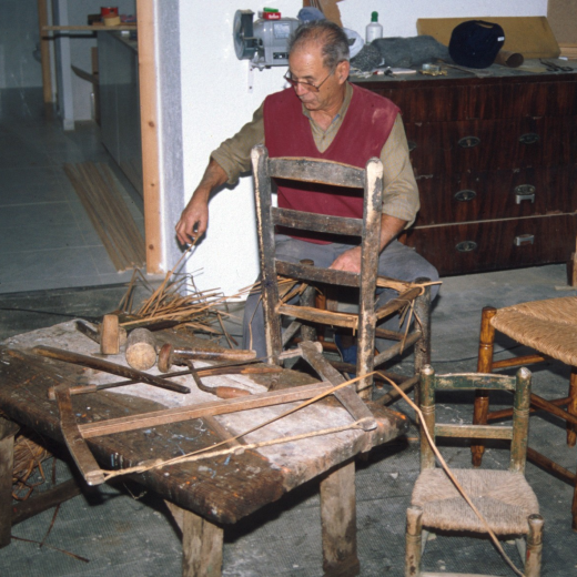 Lluís Presas, últim cadiraire artesà de Maçanet embalcant cadires.
