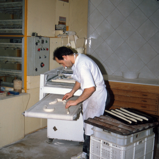 En Pere Serra artesà forner i pastisser treballant amb els moderns sistemes actuals.