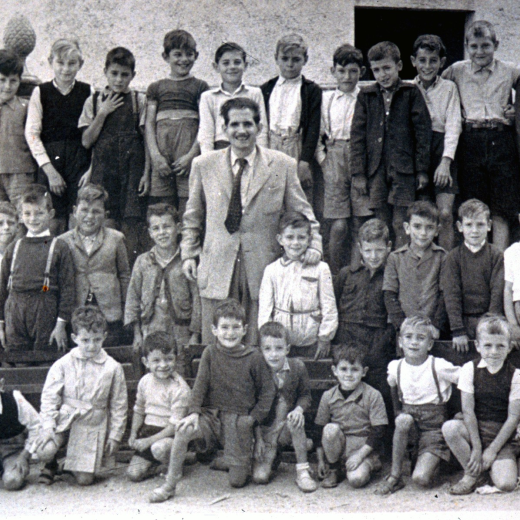 Escola de nois núm. 2. Curs 1954 - 1955. Mestre Josep Dalmau.

Pere Roca, Enric Valentí, Pere Cursà, Joan Deulofeu, Josep Reyner Fumero, Fermí Poch, Llorenç Gelmà, Joan Selva Codina, Joan Selva Bataller, Josep Brossa i Pere LLinàs.

Antoni Juanhuix, Antoni Planas, J. Mir Llorens, Paco Bosch, professor Dalmau, Albert Padrosa, Josep Bancells 