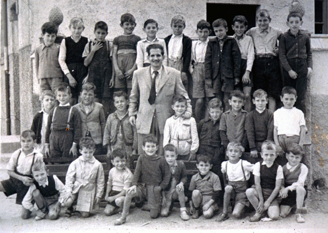 Escola de nois núm. 2. Curs 1954 - 1955. Mestre Josep Dalmau.

Pere Roca, Enric Valentí, Pere Cursà, Joan Deulofeu, Josep Reyner Fumero, Fermí Poch, Llorenç Gelmà, Joan Selva Codina, Joan Selva Bataller, Josep Brossa i Pere LLinàs.

Antoni Juanhuix, Antoni Planas, J. Mir Llorens, Paco Bosch, professor Dalmau, Albert Padrosa, Josep Bancells 