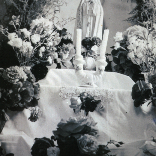 Un altar que es feia a col·legi pel Maig, el mes de Maria
