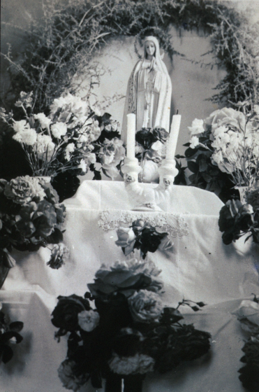 Un altar que es feia a col·legi pel Maig, el mes de Maria