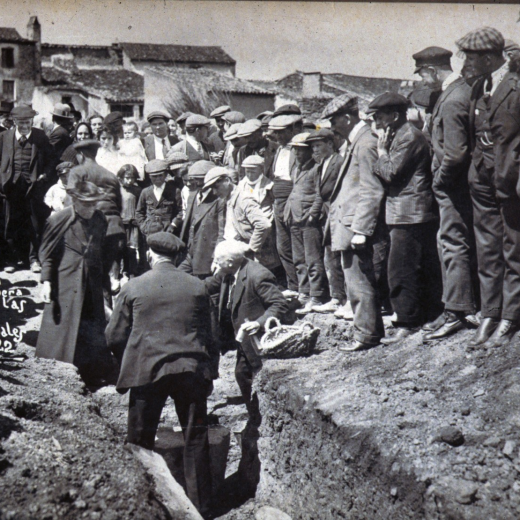 Acte de col·locació de la primera pedra dels nous col·legis que foren inagurats l'any 1923. En primer terme i d'esquena l'alcalde Joan Brossa i el Sr rector Mn Joan Vicens junt amb molta gent del poble, prova de l'interés que despertava llavors la construcció d'un grup escolar per la millor qualitat de l'ensenyament de la mainada del poble.