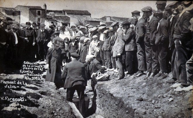 Acte de col·locació de la primera pedra dels nous col·legis que foren inagurats l'any 1923. En primer terme i d'esquena l'alcalde Joan Brossa i el Sr rector Mn Joan Vicens junt amb molta gent del poble, prova de l'interés que despertava llavors la construcció d'un grup escolar per la millor qualitat de l'ensenyament de la mainada del poble.