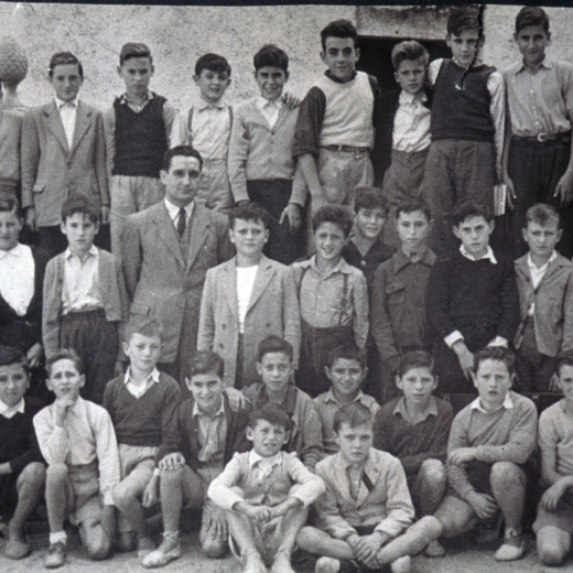 Escola de nois núm. 1. Curs 1951 - 1952, amb el mestre Lluís Serra.

Narcis Panosa, J. Esgleies, Francisco Poch, Josep Pascual, Josep Bagot, Josep Codina, Ismael Viader, Narcís Munsó, Joaquim Pujol, J. Valentí, Llorenç Barceló, Josep Juanhuix, Josep Roca, mestre Lluís Serra, Martí Viñolas, Josep Viader, Josep Reyner Fumero, J. Turon, Benet Pons, Joaquim Artigas, i Pere Parera. Josep Panosa, Cosme Gironés, Josep Panosa (Serrats), Jaume Bagot, Josep Morell, Llorenç Bancells, Narcís Banús, Jordi Nadal, Joaquim Roca, Joan Pons i Joan Lladó
