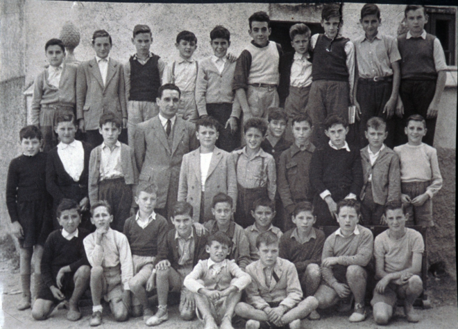 Escola de nois núm. 1. Curs 1951 - 1952, amb el mestre Lluís Serra.

Narcis Panosa, J. Esgleies, Francisco Poch, Josep Pascual, Josep Bagot, Josep Codina, Ismael Viader, Narcís Munsó, Joaquim Pujol, J. Valentí, Llorenç Barceló, Josep Juanhuix, Josep Roca, mestre Lluís Serra, Martí Viñolas, Josep Viader, Josep Reyner Fumero, J. Turon, Benet Pons, Joaquim Artigas, i Pere Parera. Josep Panosa, Cosme Gironés, Josep Panosa (Serrats), Jaume Bagot, Josep Morell, Llorenç Bancells, Narcís Banús, Jordi Nadal, Joaquim Roca, Joan Pons i Joan Lladó