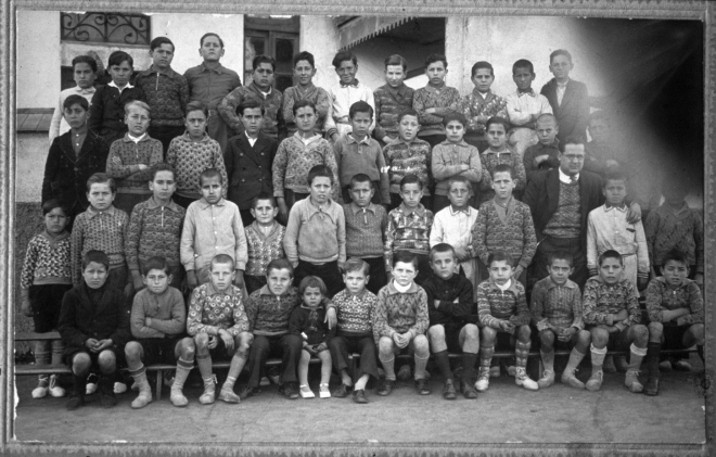 Escola de nois. Any 1932. Mestre Josep Cozcolluela Segura.

Josep Serra, Joan Llinàs, Pau Martí, Josep Reyner, Josep Bancells, Llorenç Quellos, Roberto Pons, Josep M Gelabert, Narcís Orench, Enric Lluís, Joan Ruscalleda i Joaquim Vilajeliu.

Lluís Sarrà, Pere Franch, Llorenç Risech, Joaquim Reyner, Josep Vila, Pere Francesch, Joan tomàs, Rossend Pi, J. Casquet i Josep Aymerich.

Benet Vilella, Jaume negre, Quntí Brunet, Lluís Riera, Salvador Casquet, J. Robert Rosfelics, Josep Prats, Francesc Llorens, Manel Pons, Joaquim Reyner Raurell, el mestre Josep Cozcolluela i Pere Pons

Tomàs Soms, Joan Murgadella, Enric Bosch, Josep Soms, Àngel Suñer, Joan Suñer, Alfons Llinàs, Josep Baltrons, Alfons Soms, Agustí Xarbau, Ramón Bagué i Joan Rovira.