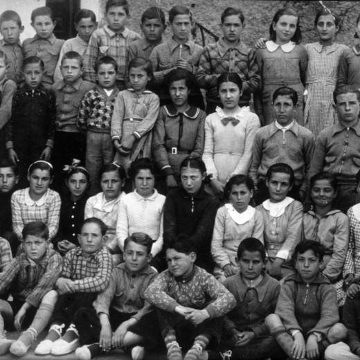 Escola mixta núm. 1. Mestre Lluís Serra. Curs 1937 - 1938.

Joan Taberner, Emili Artigas, Joan Martí, Àngel Vidal, Pere Pujol, Pere Güell, Pere Roca, Pepita Negre, Carme Selva, i Emília Ribas.

Pere Caballé, Emili Barceló, Llorenç Amatller, Manolo (refugiat), Àngela Taberner, Pilar formiga, Narcisa Gelabert, Josep Mir, Josep Artigas, i mestre Lluís Serra.

Ramón Deulofeu, Simó Auladell, Montse Batallé, Consol Reyner, Engràcia Barceló, Engràcia Bagot, Maria Tomàs, Emília Falgueras, Pilar Franch, Dolors Soler, Maria Pujol, Paco (refugiat). 

Robert 