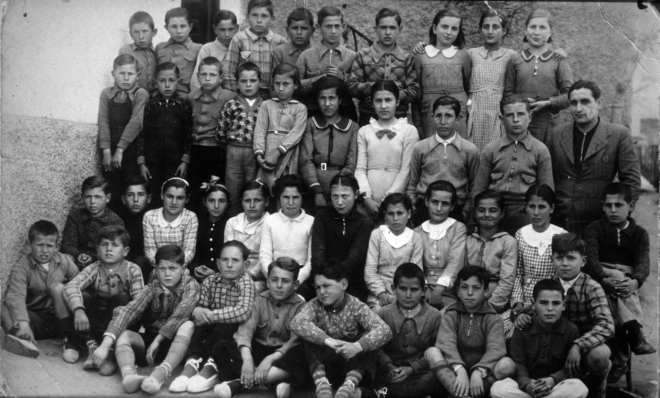 Escola mixta núm. 1. Mestre Lluís Serra. Curs 1937 - 1938.

Joan Taberner, Emili Artigas, Joan Martí, Àngel Vidal, Pere Pujol, Pere Güell, Pere Roca, Pepita Negre, Carme Selva, i Emília Ribas.

Pere Caballé, Emili Barceló, Llorenç Amatller, Manolo (refugiat), Àngela Taberner, Pilar formiga, Narcisa Gelabert, Josep Mir, Josep Artigas, i mestre Lluís Serra.

Ramón Deulofeu, Simó Auladell, Montse Batallé, Consol Reyner, Engràcia Barceló, Engràcia Bagot, Maria Tomàs, Emília Falgueras, Pilar Franch, Dolors Soler, Maria Pujol, Paco (refugiat). 

Robert 