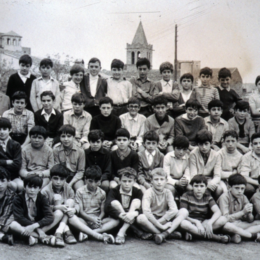 Escola de nois núm. 1. Curs 1968 - 1969 . Mestre Lluís Serra.

Jordi Tomàs, Lluís Banús, Jordi Tomàs Munsó, Josep Figueras, Antoni Poch, Ramón Soler, Josep M Torres, Andreu García, Alons Ramírez, Josep Sureda, I Francesc S. Tarrés.

El mestre Lluís Serra, Jacob Mesa, Josep Oliveras, Antoni Cruz, Joaquim Martí, Salvador Ciurana, Joan Brossa, Josep Murgadella, Joan Martínez, Josep M Ciurana, Josep Falgueras i Francesc Rodríguez.

Esteve Ruhí, Jaume Romaguera, Antoni Calle, Josep Roca, Antoni Núñez, Miquet Bagot, Vicens Llorens, Josep Colomé, Ramón Martínez, Demènec Luque, Jordi Francesc i Benjamí Pons.

Francesc Pino, Antoni Maqueda, Benet Nieto, Ramón Ametller, Xavier Roura, Andreu Baños, Josep Pons, Manel Rodríguez, Hilari Casas, Amad Canal i Agustí Mesa.