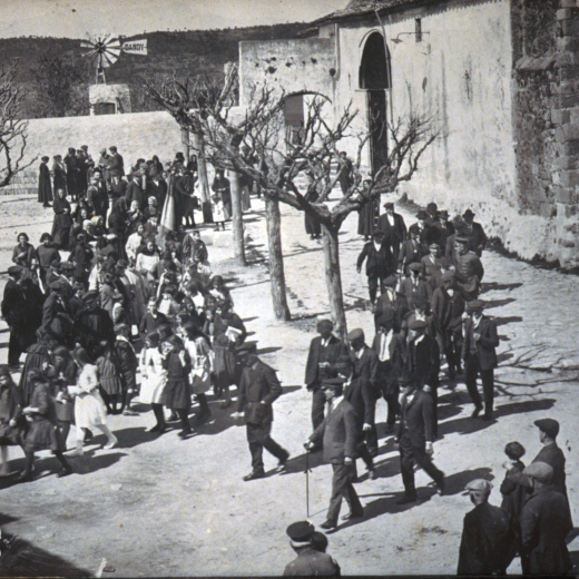 Les autoritats locals i la gent del poble tanquen la comitiva que surt de l'Església i es dirigeix cap als nous col·legis per procedir a la seva inaguració