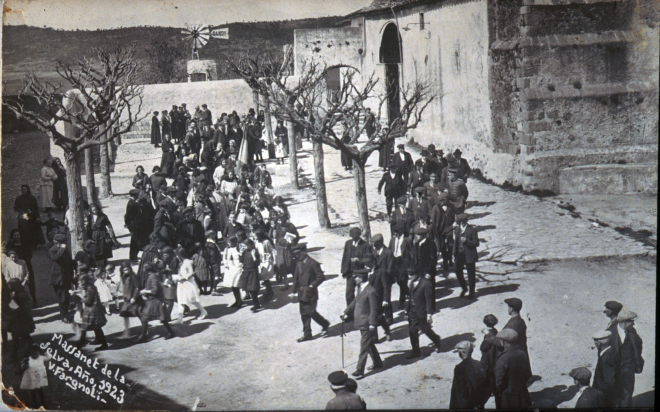 Les autoritats locals i la gent del poble tanquen la comitiva que surt de l'Església i es dirigeix cap als nous col·legis per procedir a la seva inaguració