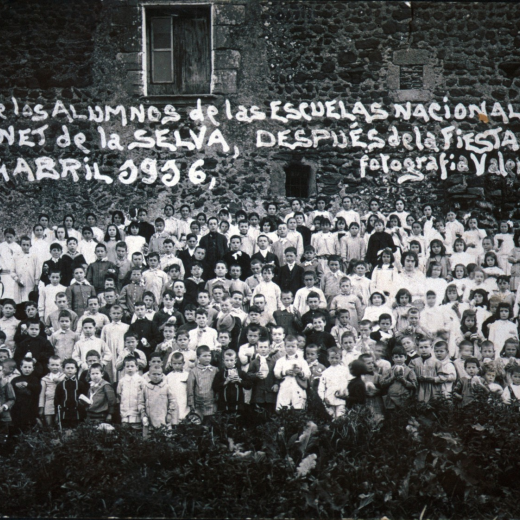 Els nois de l'escola de Maçanet amb el seu mestre Sr. Cantenys i la mestra Sra Mercedes Maymí després de la Festa de l'arbre en una foto de grup al darrera de l'avui Palau de Foixà i prop de la carretera que per llavors tampoc existia.