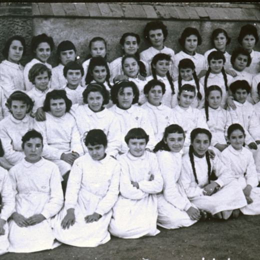 Grup escolar de nenes amb la mestra Rosa Campdepadrós. Curs 1957 - 1958.

Mestra Rosa Campdepadrós, Teresina Morell, Montserrat Planas, Pilar Rovira, Engràcia vilaseca, Joana Pons, M Teresa Reyner, Balbina Vila, Carme Maynegre, Lluïsa Orench i dolors Taberné.

Àngela Artigas, Clàudia Palomo, Júlia Gironés, M Àngels Bou, Pilar Deulofeu, Pilar Trinxeria, Teresa Fàbregas, Felicitat Maresma, Marisé Camdepadrós, Montserrat Deulofeu i Teresa Gironés.

Clara Pagès, Pilar Bancells, Carme Pagès, Mercè Gruart, Dolors Gruart, Pilar Aymerich, Maria Gironés, Margarida Ruiz, Teresa Masferrer, Engràcia Serra i Carme Call.

Angelina Carbonell, Núria Taberner, Josefina Bosch, Montserrat Artigas, Núria Vidal, Núria Mateu, Rosa Gelmà i Roser Brossa.