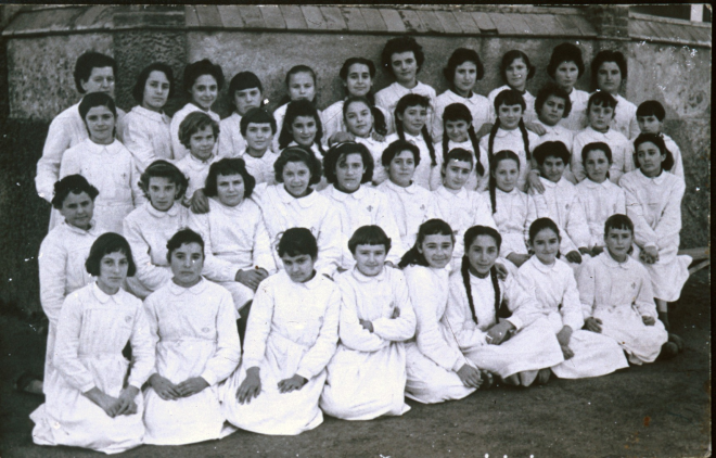 Grup escolar de nenes amb la mestra Rosa Campdepadrós. Curs 1957 - 1958.

Mestra Rosa Campdepadrós, Teresina Morell, Montserrat Planas, Pilar Rovira, Engràcia vilaseca, Joana Pons, M Teresa Reyner, Balbina Vila, Carme Maynegre, Lluïsa Orench i dolors Taberné.

Àngela Artigas, Clàudia Palomo, Júlia Gironés, M Àngels Bou, Pilar Deulofeu, Pilar Trinxeria, Teresa Fàbregas, Felicitat Maresma, Marisé Camdepadrós, Montserrat Deulofeu i Teresa Gironés.

Clara Pagès, Pilar Bancells, Carme Pagès, Mercè Gruart, Dolors Gruart, Pilar Aymerich, Maria Gironés, Margarida Ruiz, Teresa Masferrer, Engràcia Serra i Carme Call.

Angelina Carbonell, Núria Taberner, Josefina Bosch, Montserrat Artigas, Núria Vidal, Núria Mateu, Rosa Gelmà i Roser Brossa.