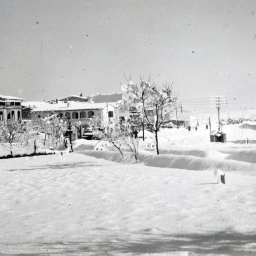 Vista parcial de Maçanet sota la forta nevada de l'any 1962