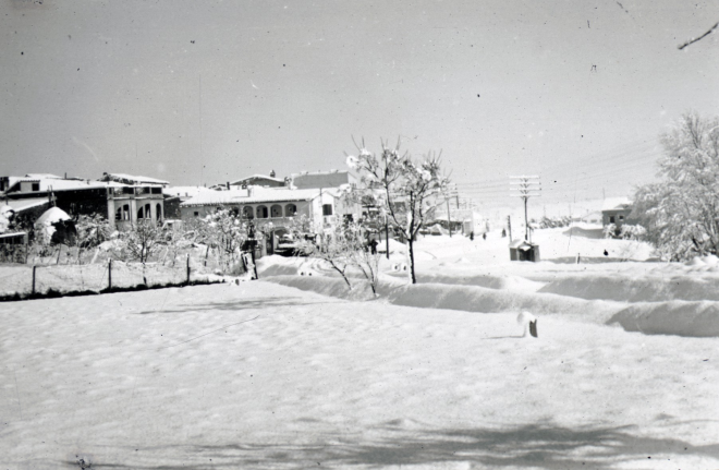 Vista parcial de Maçanet sota la forta nevada de l'any 1962
