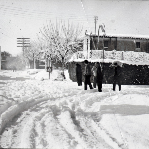 La carretera comarcal a l'entrada de Maçanet sota la forta nevada de l'any 1962