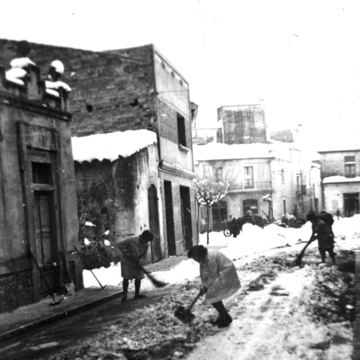 Nevada a Maçanet, la plaça amb pilons de neu