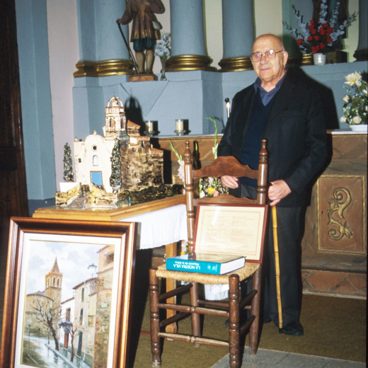 Comiat per jubilació del Sr. rector de Mantorell, Mn Conrad Ruhí a l'acte d'homenatge molt emotiu que se li tributà per part dels veïns tant de Martorell com de Maçanet. 

A la foto, Mn Conrat amb alguns dels obsequis i records que li foren lliurats.