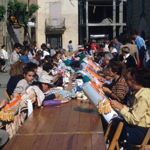 Festa del Roser exhibició de puntàires a la plaça de l'Església