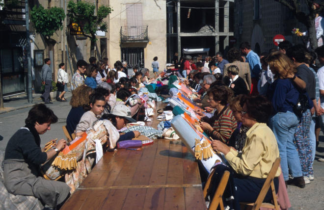 Festa del Roser exhibició de puntàires a la plaça de l'Església